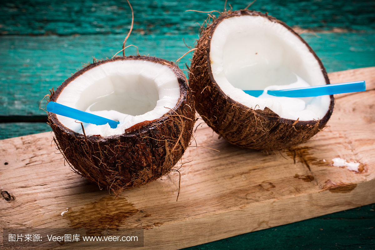 木桌上放著椰子。有機健康食品理念。美容和水療概念。