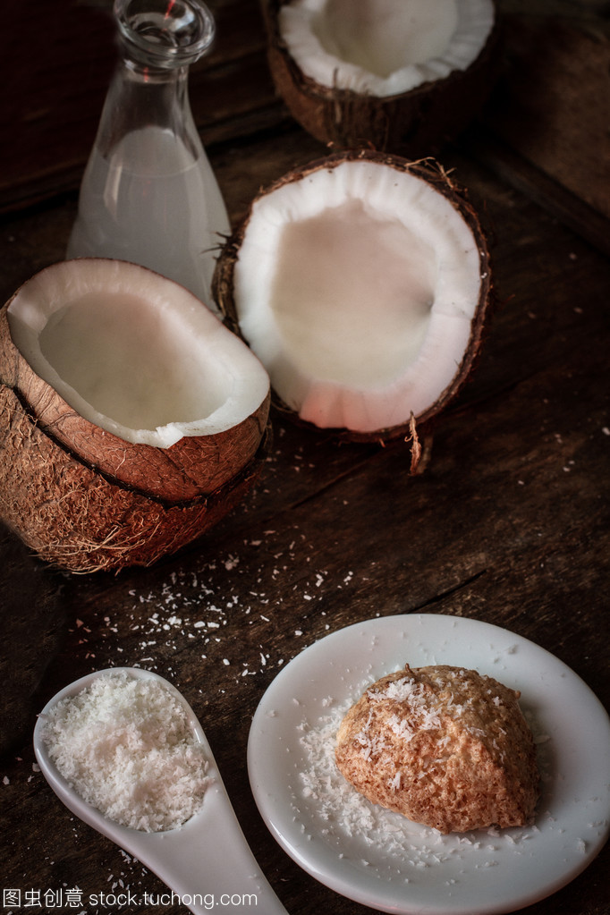 破碎的椰子。對印度食品美味的水果